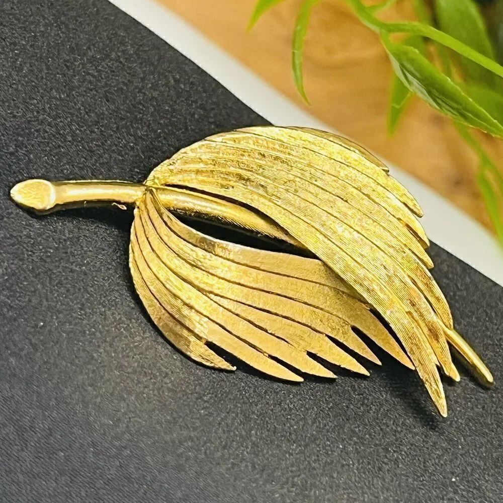 Vintage Angel Wings Textured Branch Leaf Gold Tone Brooch MCM y2k PRETTY 1176